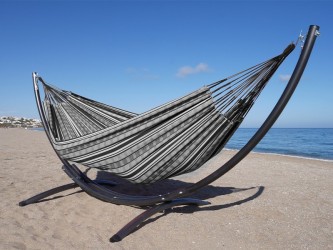 Hamac polygone noir XL avec support métallique, au bord de la mer