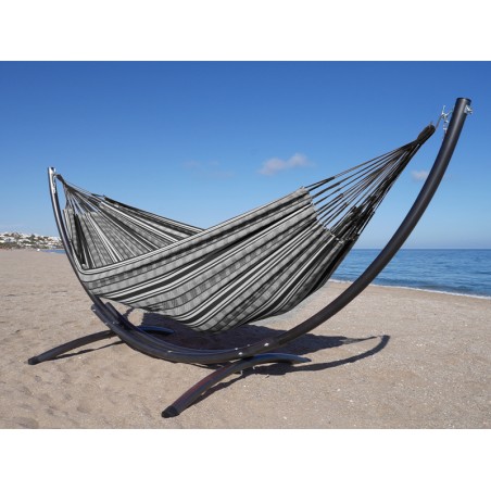 Hamac polygone noir XL avec support métallique, au bord de la mer