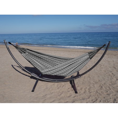 Hamac polygone noir XL allongé avec support métallique, au bord de la mer