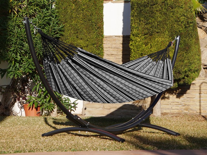 Hamac polygone noir XL avec support métallique, situé dans un jardin ensoleillé Hamac polygone noir XL avec support métallique, situé dans un jardin ensoleillé