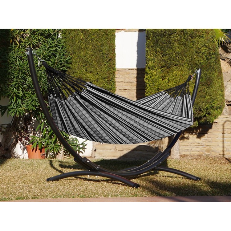 Hamac polygone noir XL avec support métallique, situé dans un jardin ensoleillé