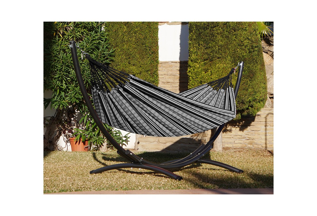 Hamac polygone noir XL avec support métallique, situé dans un jardin ensoleillé