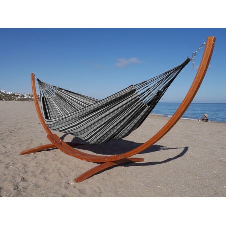 Hamac polygone noir XL avec support en bois, au bord de la mer