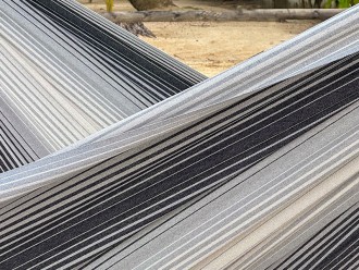 Zoom sur le tissage serré du hamac artisanal gris et noir – robustesse et savoir-faire colombien.