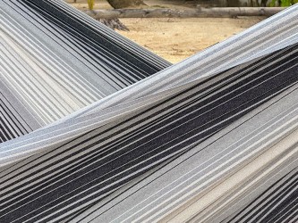 Zoom sur le tissage serré du hamac artisanal gris et noir – robustesse et savoir-faire colombien.
