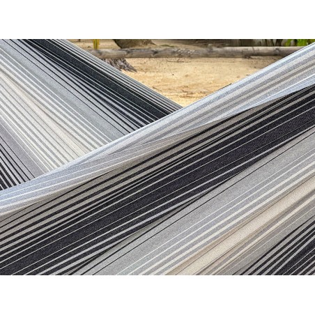 Zoom sur le tissage serré du hamac artisanal gris et noir – robustesse et savoir-faire colombien.
