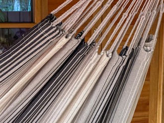 Zoom sur le tissage serré du hamac artisanal gris et noir – robustesse et savoir-faire colombien.