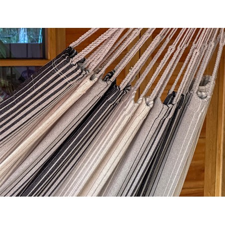 Zoom sur le tissage serré du hamac artisanal gris et noir – robustesse et savoir-faire colombien.