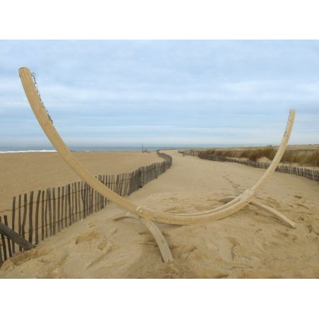 Support en bois pour hamac situé sur le sable de la mer