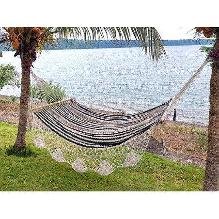 Hamac Nicaragua L à barre, écru et noir installé en extérieur, avec vue panoramique sur le lac