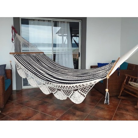 Hamac Nicaragua écru noir installé en intérieur, apportant confort et authenticité artisanale à la décoration