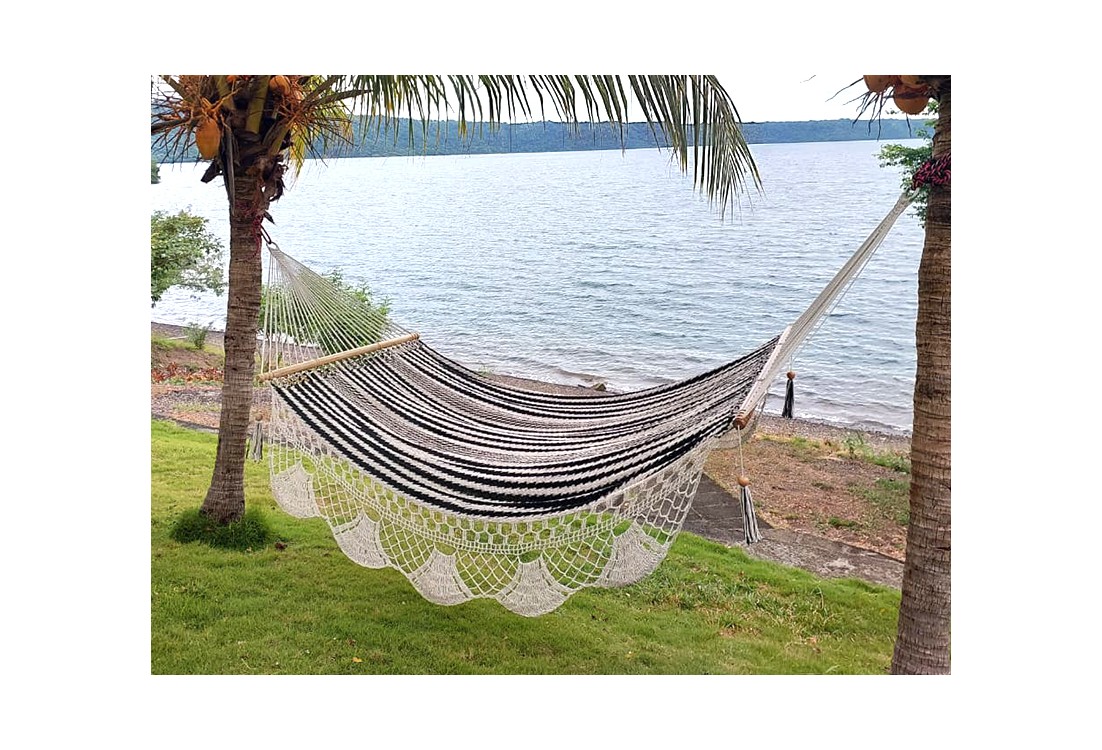 Hamac Nicaragua L à barre, écru et noir installé en extérieur, avec vue panoramique sur le lac