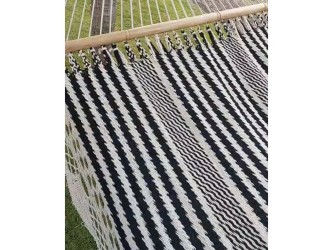 Zoom sur le tissage du hamac Nicaragua L à barre, mettant en valeur la solidité et l’élégance du motif noir et écru
