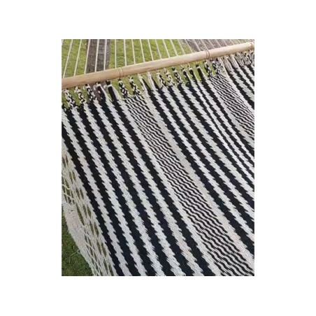 Zoom sur le tissage du hamac Nicaragua L à barre, mettant en valeur la solidité et l’élégance du motif noir et écru