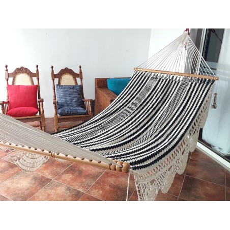 Vue diagonale du hamac artisanal noir et écru, spacieux et confortable, idéal pour la sieste et la lecture