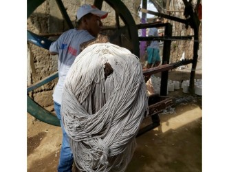 Artisans nicaraguayens travaillant sur le fil pour des hamacs artisanaux