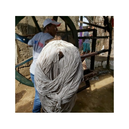 Artisans nicaraguayens travaillant sur le fil pour des hamacs artisanaux