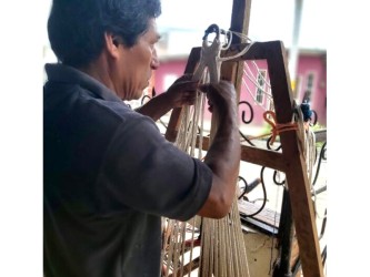 Artisans du Nicaragua, fabriquant des hamacs dans leur atelier