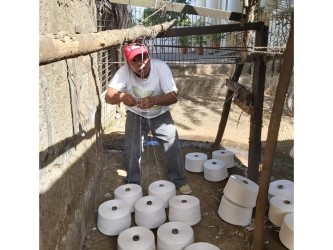 Artisans nicaraguayens travaillant sur le fil pour des hamacs artisanaux