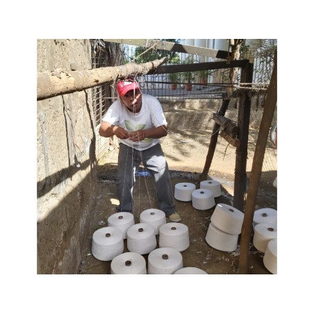 Artisans nicaraguayens travaillant sur le fil pour des hamacs artisanaux