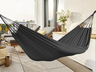 Hamac noir situé sur une terrasse tropicale