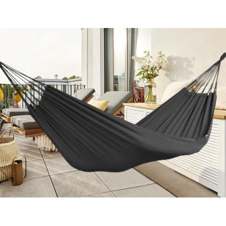 Hamac noir situé sur une terrasse tropicale