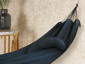 Coussin cervical en tissu noir, en forme de demi-lune, sur un hamac de même texture