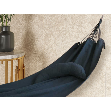 Coussin cervical en tissu noir, en forme de demi-lune, sur un hamac de même texture