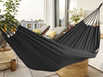 Hamac noir situé sur une terrasse tropicale