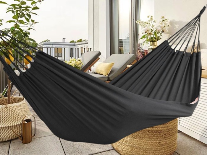 Hamac noir situé sur une terrasse tropicale