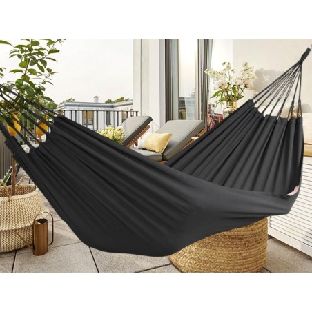 Hamac noir situé sur une terrasse tropicale