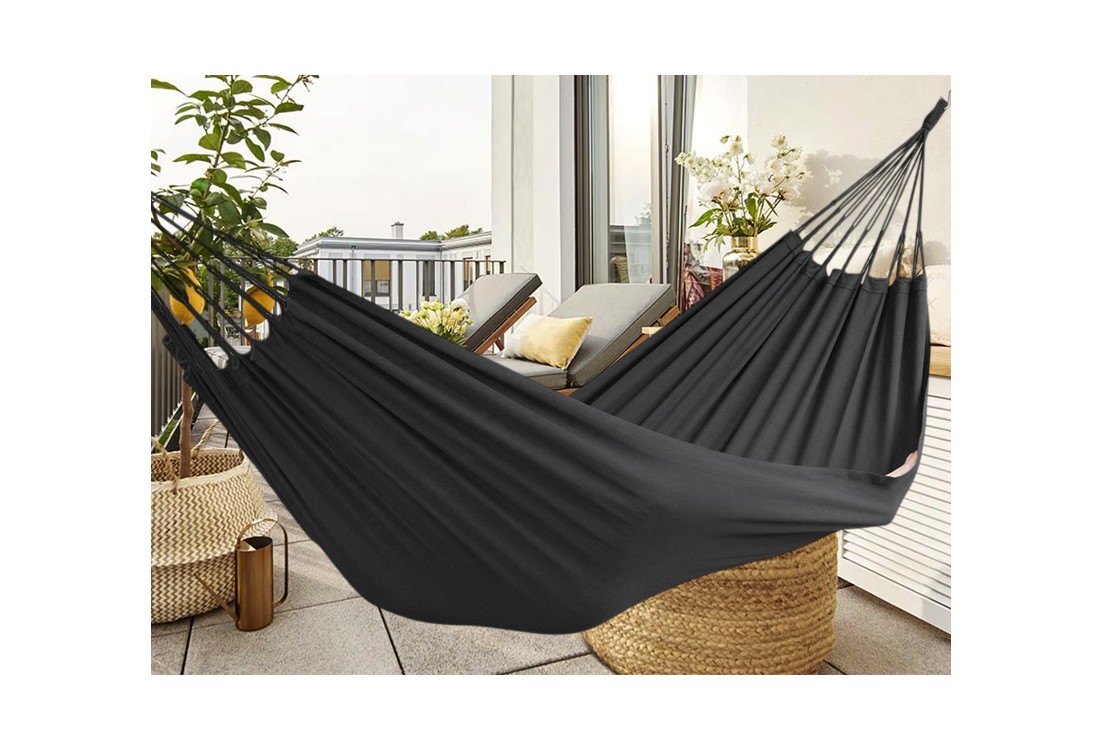 Hamac noir situé sur une terrasse tropicale