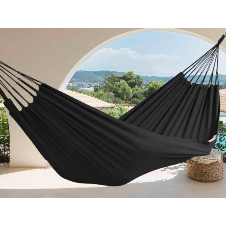 Hamac noir, suspendu sur une terrasse avec vue sur les montagnes