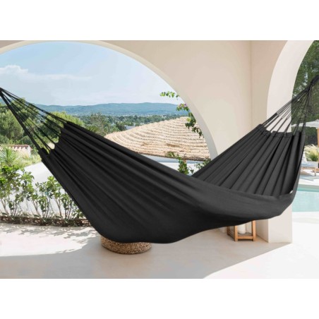 Hamac noir, suspendu sur une terrasse avec vue sur les montagnes