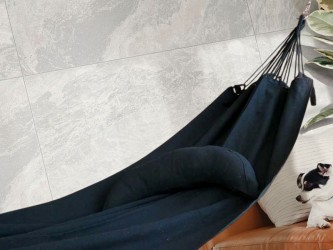 Coussin cervical en tissu noir, en forme de demi-lune, sur un hamac de même texture