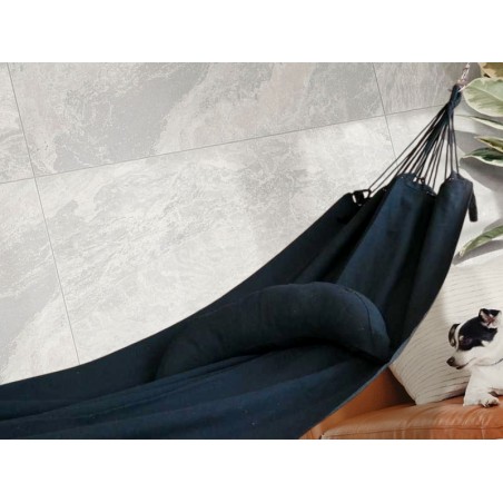 Coussin cervical en tissu noir, en forme de demi-lune, sur un hamac de même texture