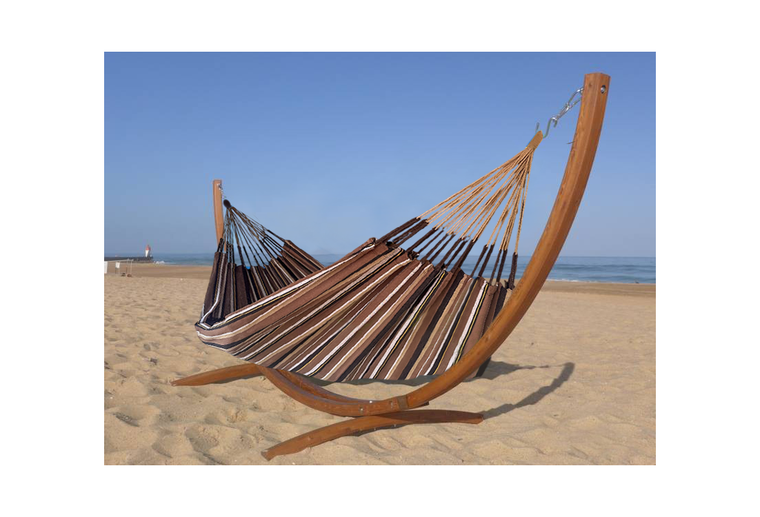 Hamac dans les tons marron en coton recyclé avec support en bois situé en mer