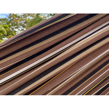 Gros plan sur les extrémités tressées du hamac dans les tons marron en coton recyclé