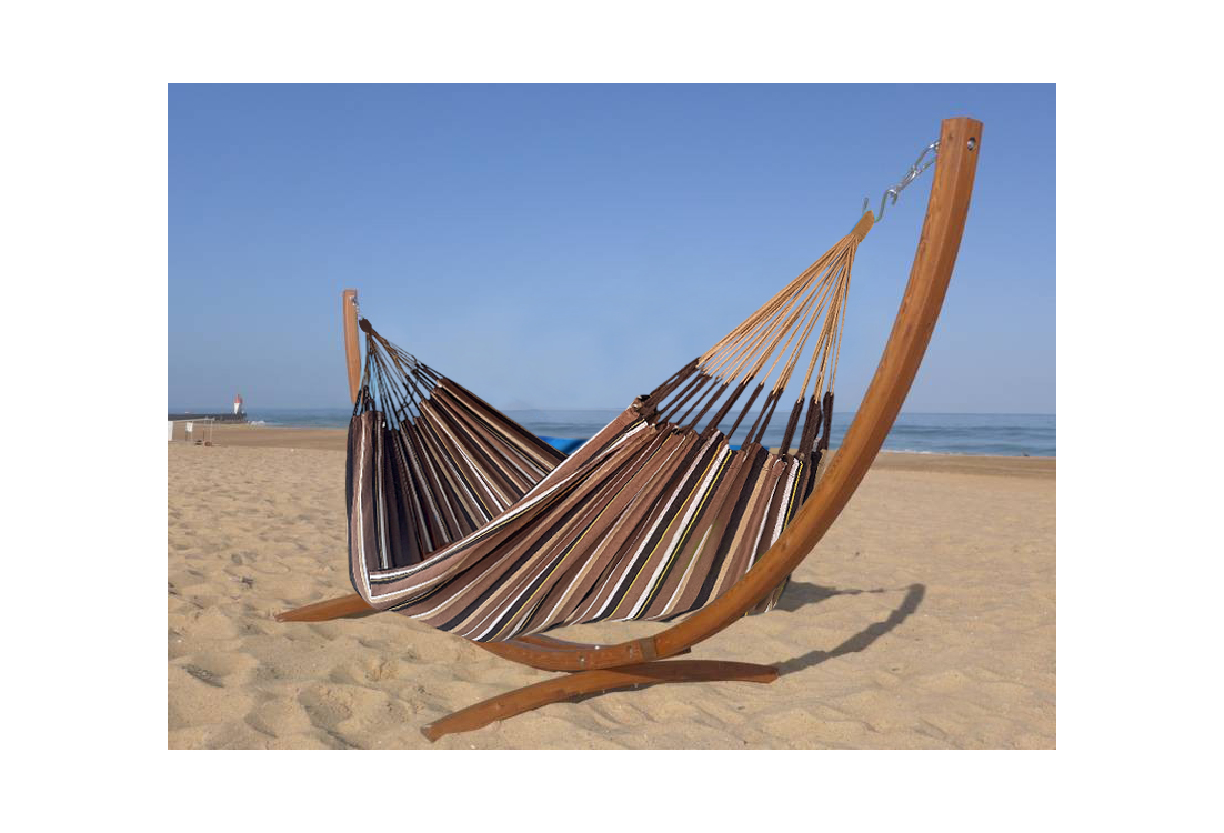 Hamac dans les tons marron en coton recyclé avec support en bois situé en mer