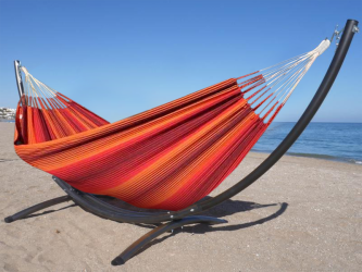 Hamac XL à rayures rouges avec support métallique face à la mer
