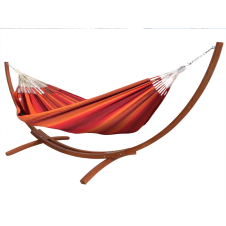 Hamac à rayures rouges avec support en bois sur fond blanc