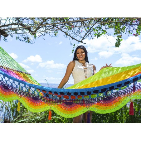 Artisan nicaraguayen utilisant un rouet traditionnel en bois pour filer et préparer les fils de coton