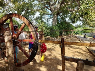 Artisan nicaraguayen préparant le fil de coton pour les hamacs