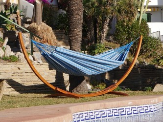 Hamac sur pied en bois XL hamac Poligono Turquoise  environnement tropical