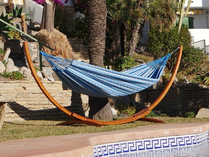 Hamac sur pied en bois XL hamac Poligono Turquoise  environnement tropical
