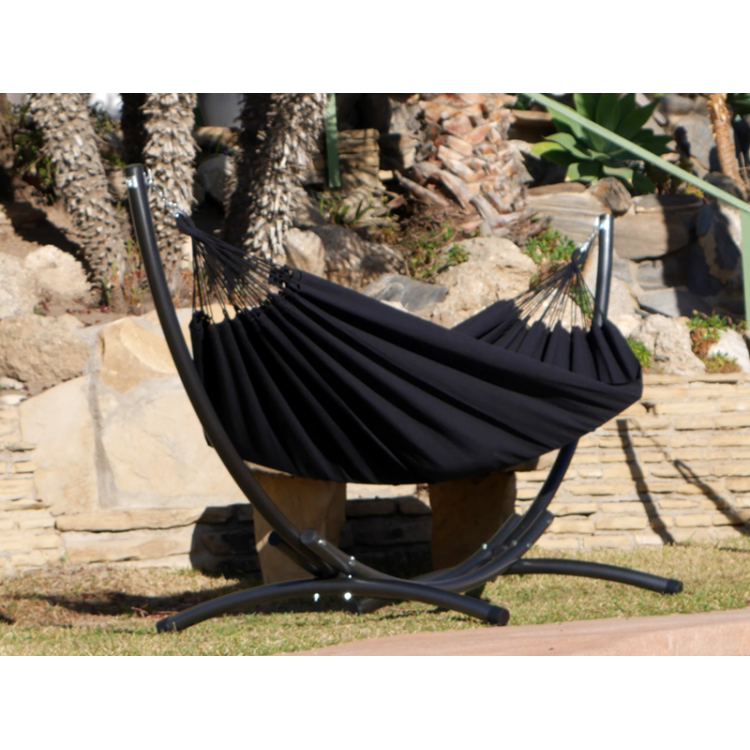Hamac XL cloud black avec support métallique, situé dans un jardin ensoleillé