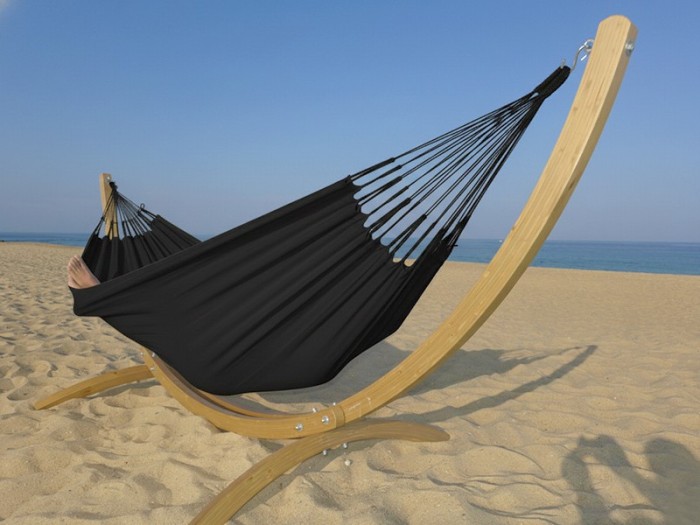 Hamac sur pied Maya XL Cloud Black au bord de la mer