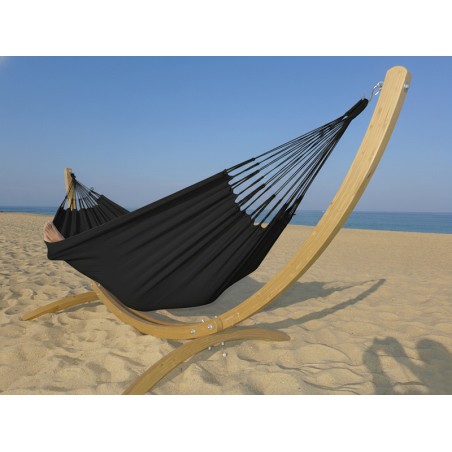 Hamac sur pied Maya XL Cloud Black au bord de la mer