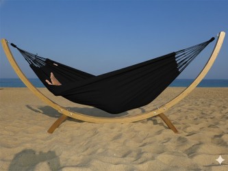 Hamac sur pied Maya XL Cloud Black au bord de la mer