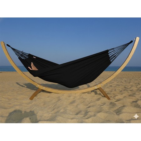 Hamac sur pied Maya XL Cloud Black au bord de la mer